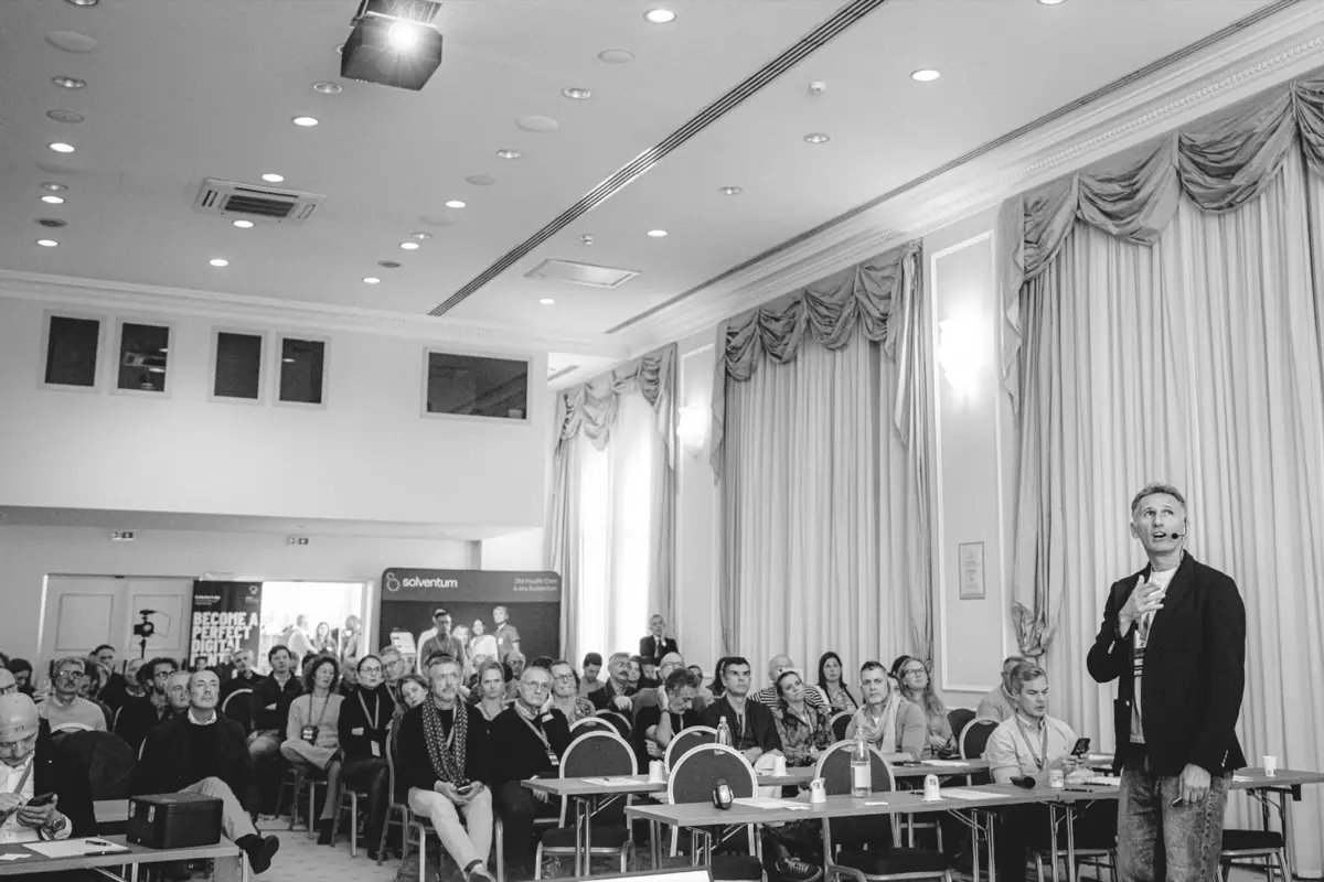 Marco Maiolino sul palco dell'Injection Summit